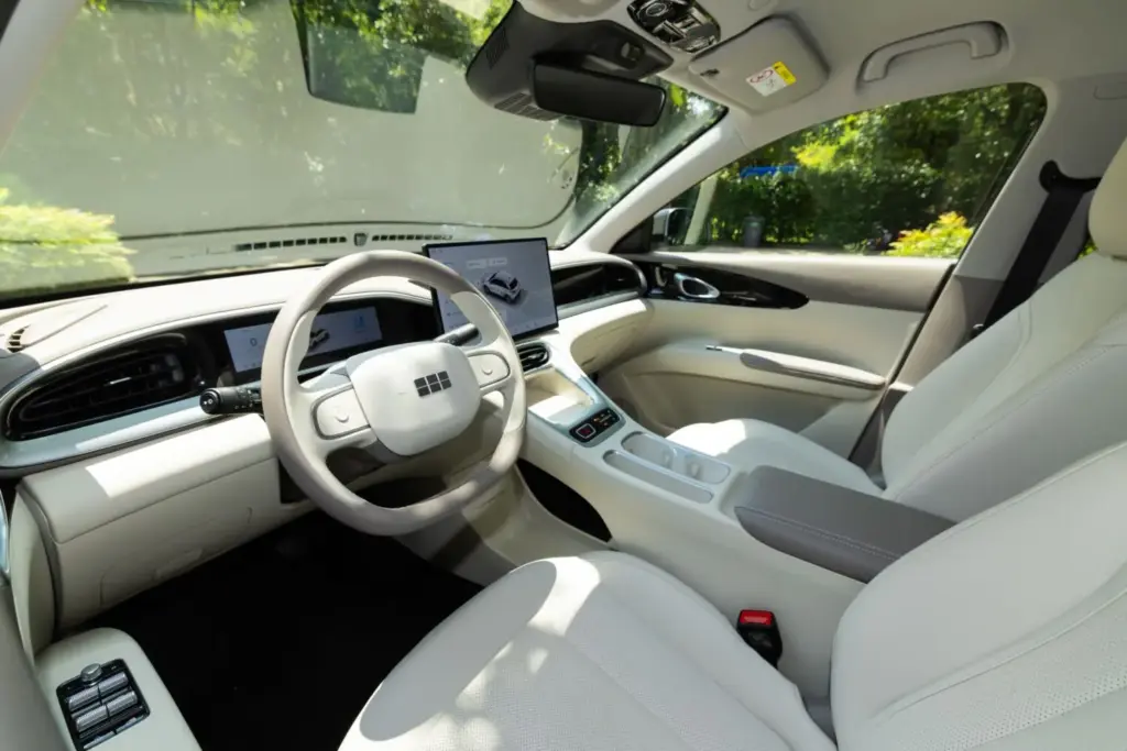 Geely E2: este eléctrico quiere romper el mercado con un precio casi de risa 3 Motor16 Fotos Geely E2 6 Motor16