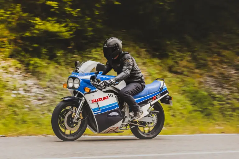Por qué la Suzuki GSX-R750 de 1985 inventó la ‘race replica’ y lo cambió todo