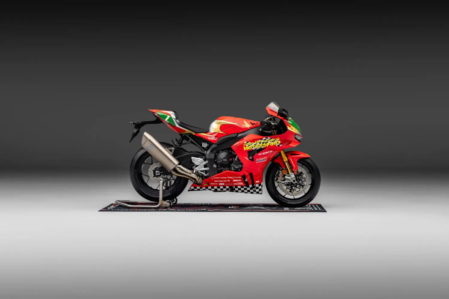 Honda Fireblade edición limitada: 15 unidades rinden homenaje a los 30 años de McGuinness en el TT 1 Motor16 Fireblade John McGuinness