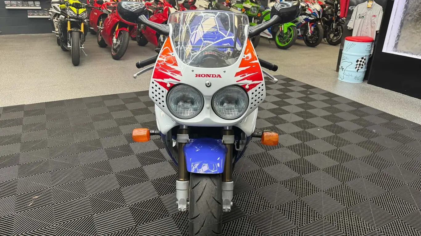 Subastan la Honda CBR900RR SC28 de James May, presentador de The Grand Tour