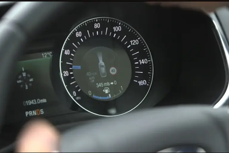 El limitador de velocidad por satélite ISA: así quiere la UE que frene tu coche si excedes el límite