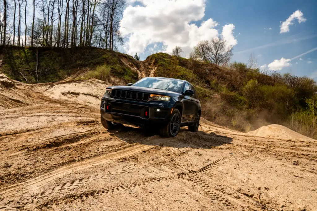JEEP GRAND CHEROKEE 2027 2 Motor16
