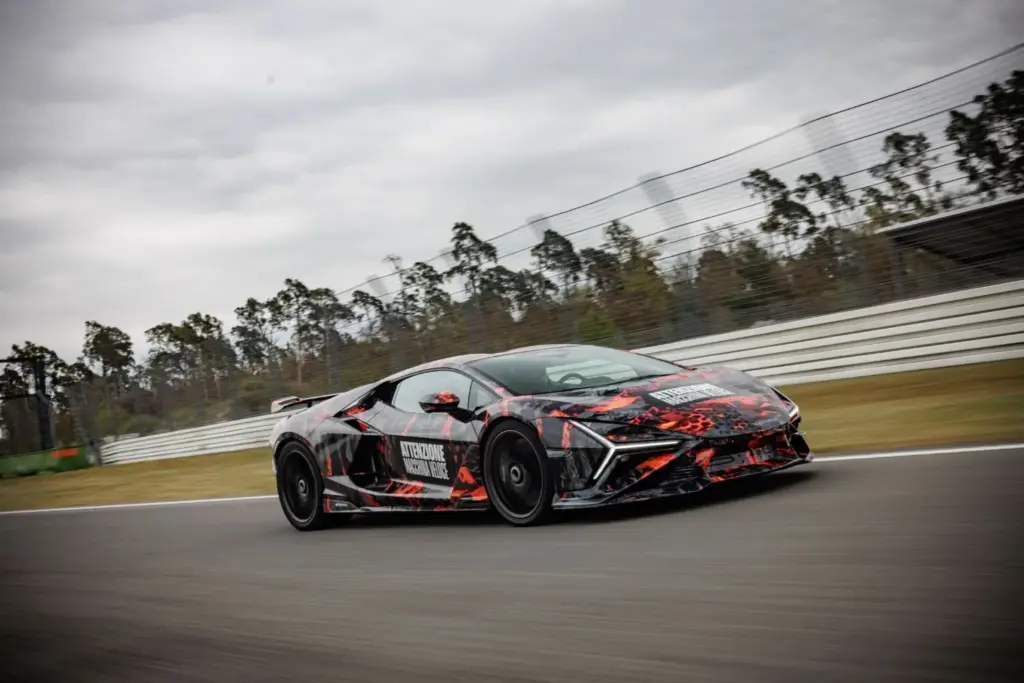 Lamborghini Revuelto SV: el nuevo superdeportivo bate el récord de Hockenheim antes de su presentación mundial 4 Motor16 LAMBORGHINI REVUELTO SV 1 Motor16