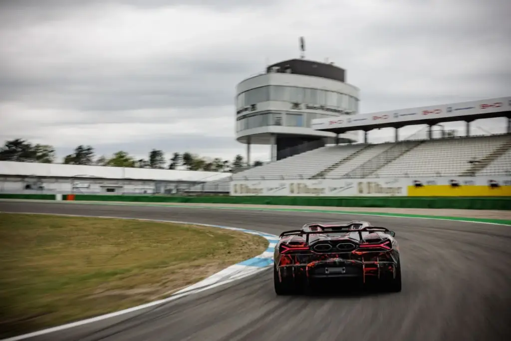 Lamborghini Revuelto SV: el nuevo superdeportivo bate el récord de Hockenheim antes de su presentación mundial 6 Motor16 LAMBORGHINI REVUELTO SV 3 Motor16