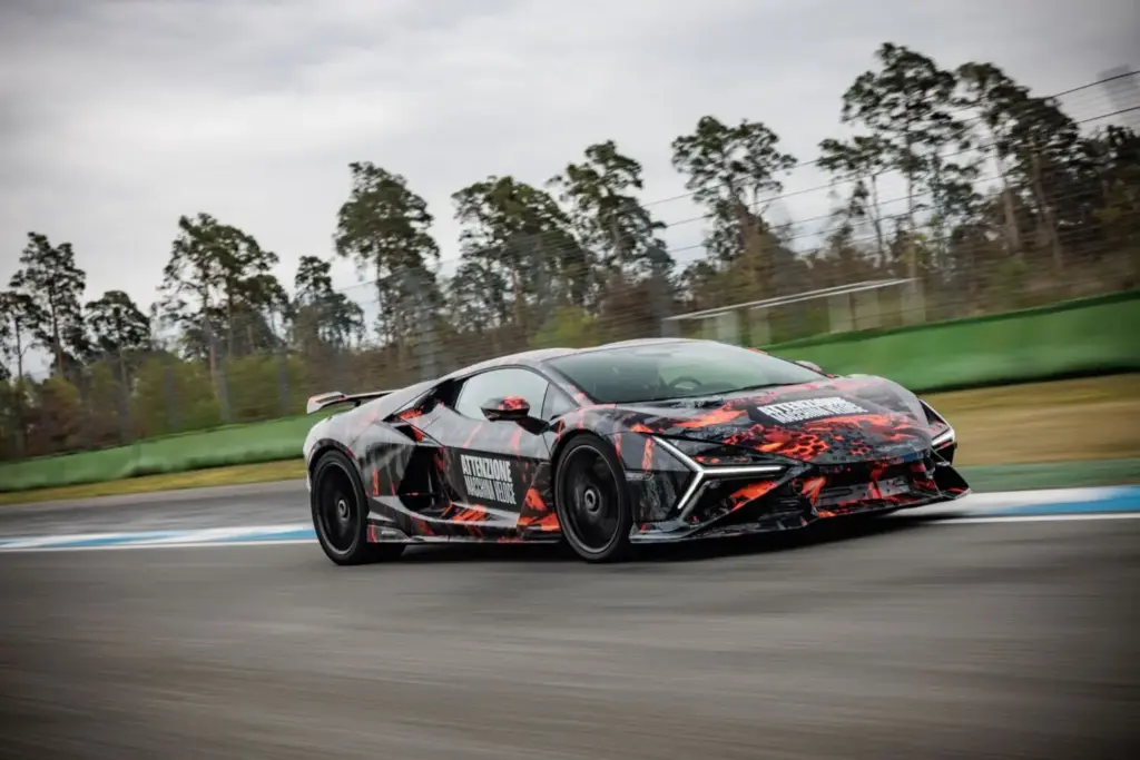 Lamborghini Revuelto SV: el nuevo superdeportivo bate el récord de Hockenheim antes de su presentación mundial 7 Motor16 LAMBORGHINI REVUELTO SV 4 Motor16