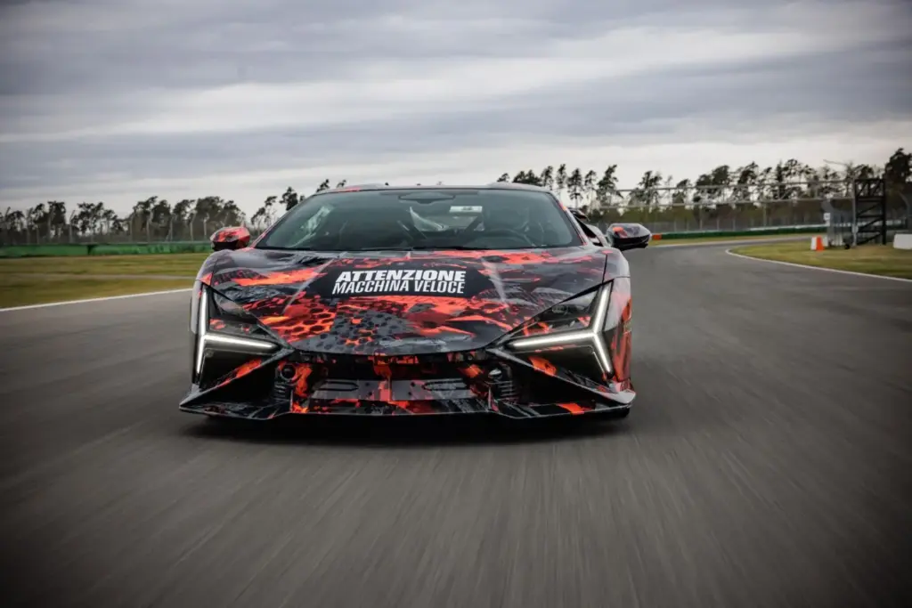 Lamborghini Revuelto SV: el nuevo superdeportivo bate el récord de Hockenheim antes de su presentación mundial 2 Motor16 LAMBORGHINI REVUELTO SV 5 Motor16