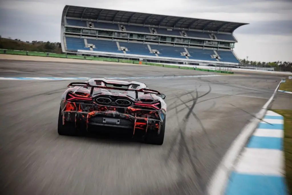 Lamborghini Revuelto SV: el nuevo superdeportivo bate el récord de Hockenheim antes de su presentación mundial 1 Motor16 LAMBORGHINI REVUELTO SV 6 Motor16