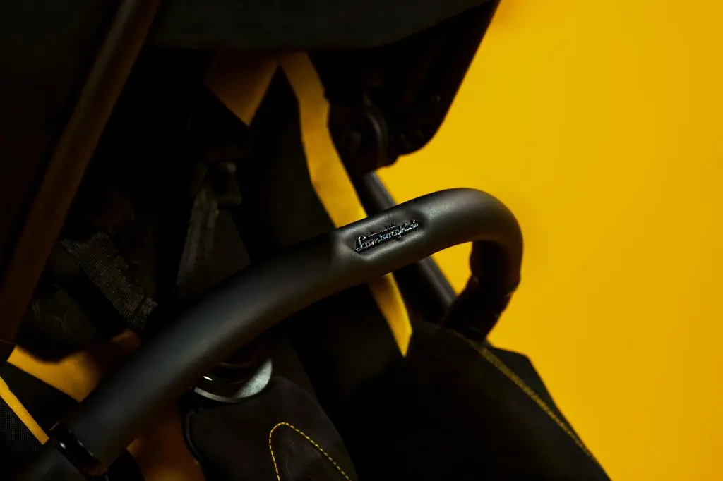 Lamborghini estrena su modelo más exclusivo: solo 500 unidades y un tono amarillo que marca la diferencia 5 Motor16 LAMBORGHINI Reef AL Giallo BEBEE4 Motor16