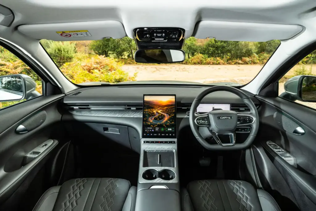 LEPAS L6 EV, todos los datos del primer eléctrico de la marca: 217 CV, 450 km de autonomía... 4 Motor16 LEPAS L6 EV Interior Cabin Motor16