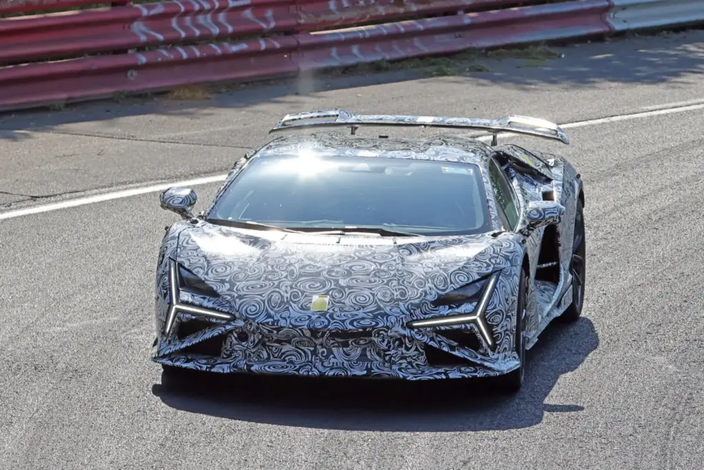Lamborghini Revuelto SV: el V12 híbrido más radical de Sant’Agata, cada vez más cerca 4 Motor16 Lamborghini Revuelto SV 2027 espia 1 Motor16