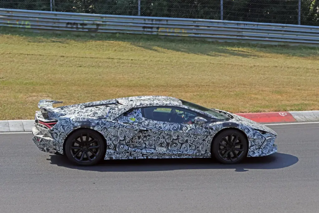 Lamborghini Revuelto SV: el V12 híbrido más radical de Sant’Agata, cada vez más cerca 1 Motor16 Lamborghini Revuelto SV 2027 espia (10)