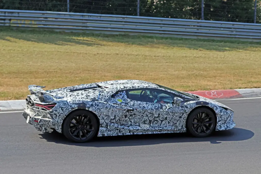 Lamborghini Revuelto SV: el V12 híbrido más radical de Sant’Agata, cada vez más cerca 14 Motor16 Lamborghini Revuelto SV 2027 espia 11 Motor16