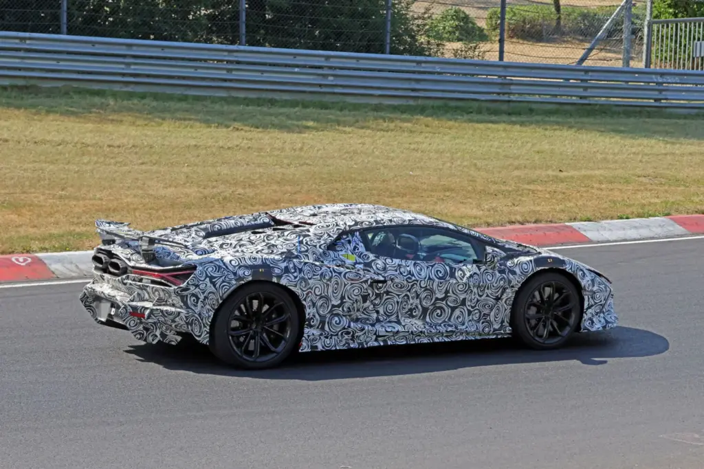 Lamborghini Revuelto SV: el V12 híbrido más radical de Sant’Agata, cada vez más cerca 15 Motor16 Lamborghini Revuelto SV 2027 espia 12 Motor16