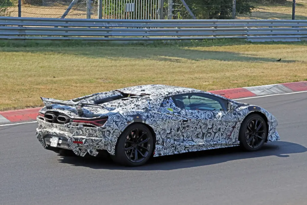 Lamborghini Revuelto SV: el V12 híbrido más radical de Sant’Agata, cada vez más cerca 16 Motor16 Lamborghini Revuelto SV 2027 espia 13 Motor16
