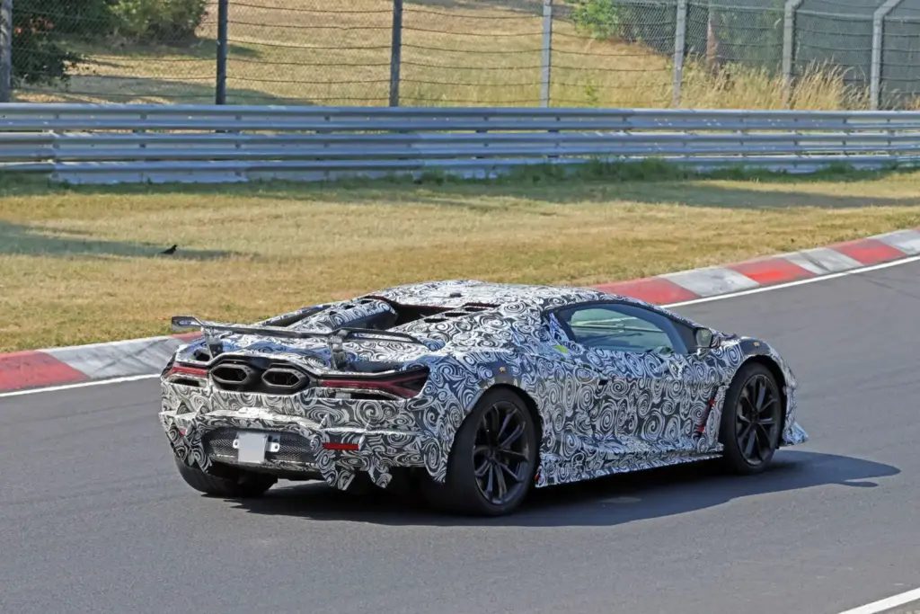 Lamborghini Revuelto SV: el V12 híbrido más radical de Sant’Agata, cada vez más cerca 17 Motor16 Lamborghini Revuelto SV 2027 espia 14 Motor16