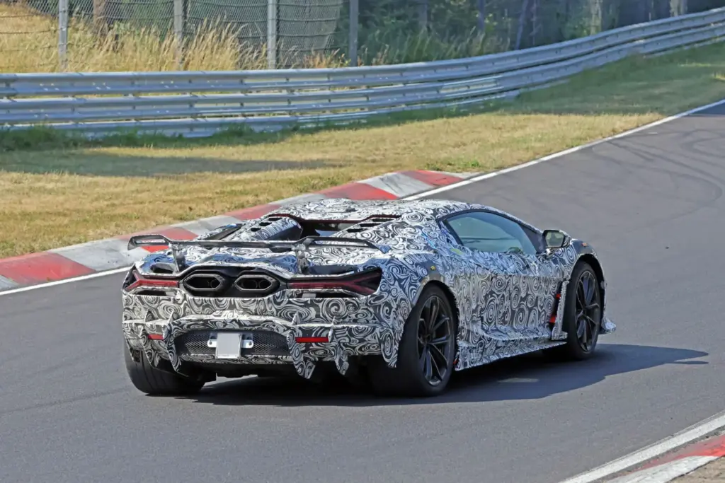 Lamborghini Revuelto SV: el V12 híbrido más radical de Sant’Agata, cada vez más cerca 2 Motor16 Lamborghini Revuelto SV 2027 espia 15 Motor16