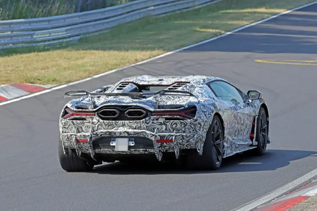 Lamborghini Revuelto SV: el V12 híbrido más radical de Sant’Agata, cada vez más cerca 19 Motor16 Lamborghini Revuelto SV 2027 espia 16 Motor16