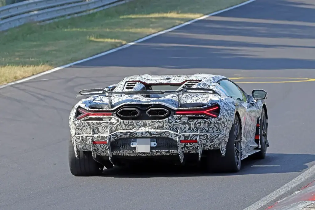 Lamborghini Revuelto SV: el V12 híbrido más radical de Sant’Agata, cada vez más cerca 20 Motor16 Lamborghini Revuelto SV 2027 espia 17 Motor16