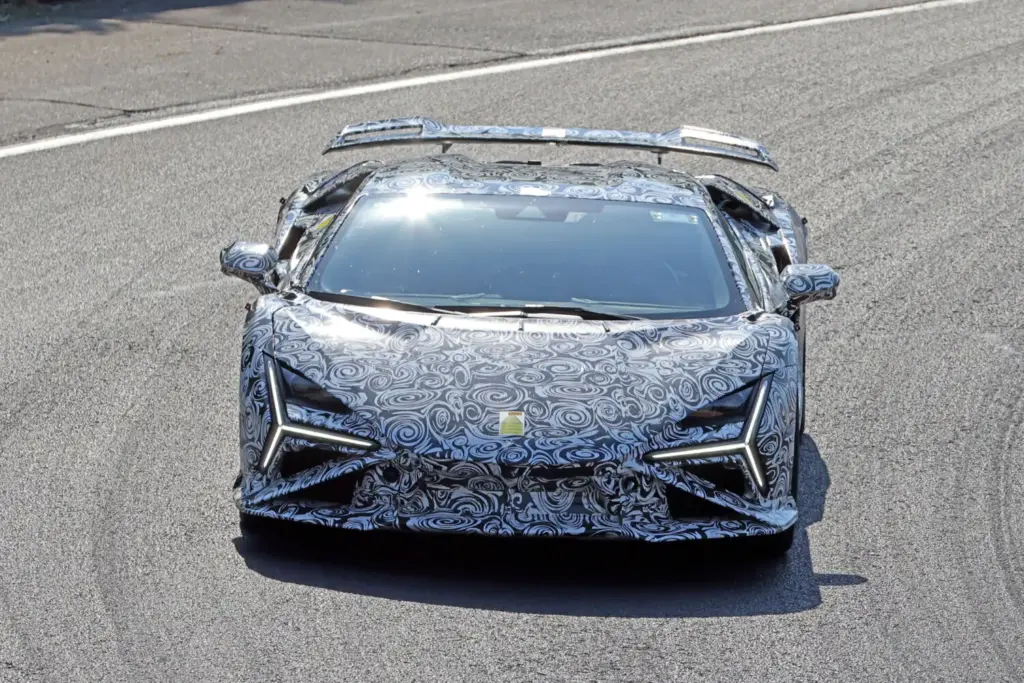 Lamborghini Revuelto SV: el V12 híbrido más radical de Sant’Agata, cada vez más cerca 5 Motor16 Lamborghini Revuelto SV 2027 espia 2 Motor16