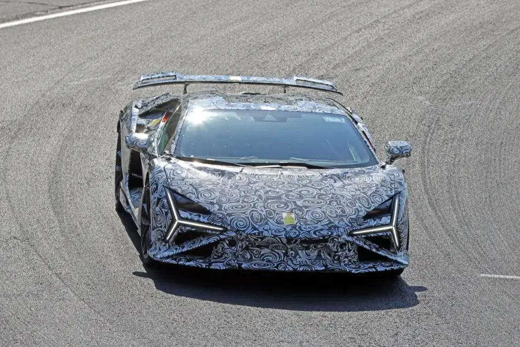 Lamborghini Revuelto SV: el V12 híbrido más radical de Sant’Agata, cada vez más cerca 6 Motor16 Lamborghini Revuelto SV 2027 espia 3 Motor16