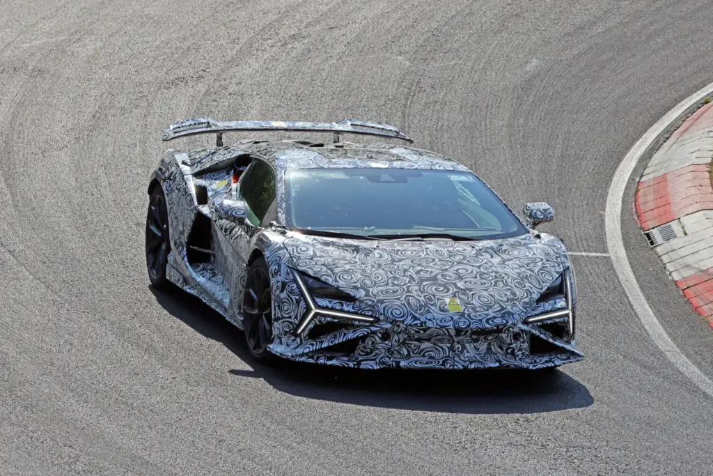Lamborghini Revuelto SV: el V12 híbrido más radical de Sant’Agata, cada vez más cerca 7 Motor16 Lamborghini Revuelto SV 2027 espia 4 Motor16