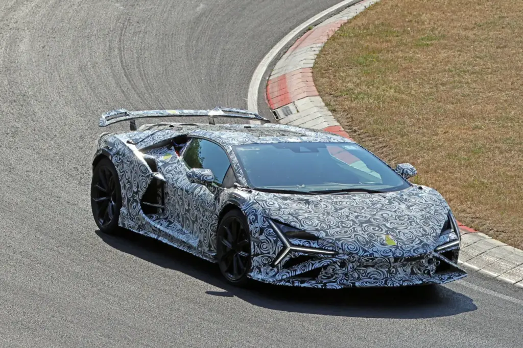 Lamborghini Revuelto SV: el V12 híbrido más radical de Sant’Agata, cada vez más cerca 8 Motor16 Lamborghini Revuelto SV 2027 espia 5 Motor16