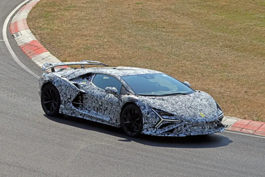 Lamborghini Revuelto SV: el V12 híbrido más radical de Sant’Agata, cada vez más cerca 9 Motor16 Lamborghini Revuelto SV 2027 espia 6 Motor16