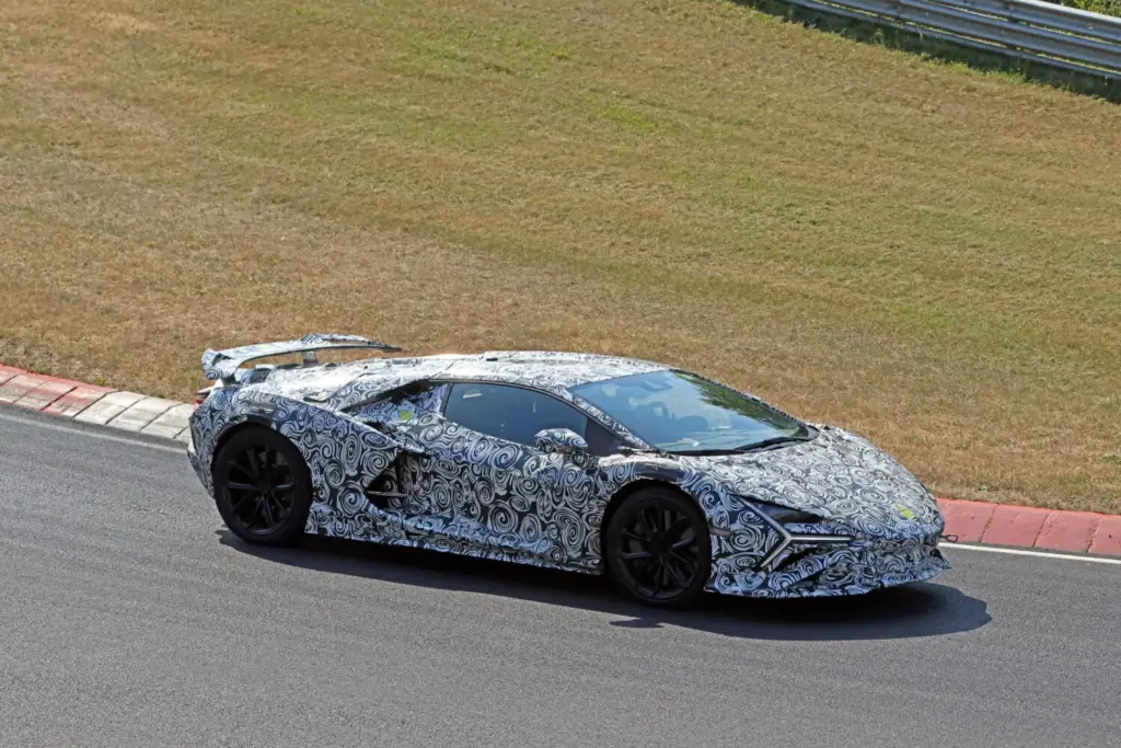Lamborghini Revuelto SV: el V12 híbrido más radical de Sant’Agata, cada vez más cerca 10 Motor16 Lamborghini Revuelto SV 2027 espia 7 Motor16
