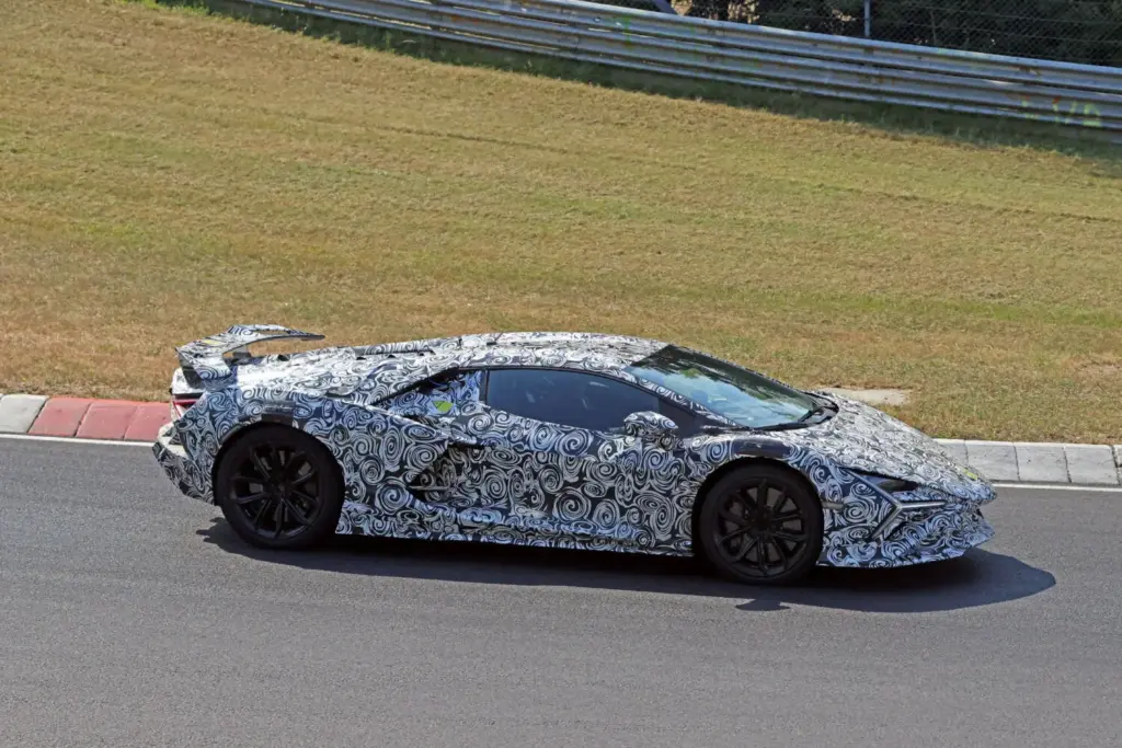 Lamborghini Revuelto SV: el V12 híbrido más radical de Sant’Agata, cada vez más cerca 11 Motor16 Lamborghini Revuelto SV 2027 espia 8 Motor16