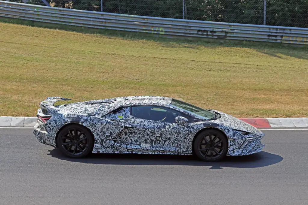 Lamborghini Revuelto SV: el V12 híbrido más radical de Sant’Agata, cada vez más cerca 12 Motor16 Lamborghini Revuelto SV 2027 espia 9 Motor16