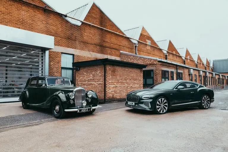Bentley celebra 80 años de producción en Crewe con un Continental GT Azure que homenajea al primer coche fabricado allí, el Mark VI de 1946