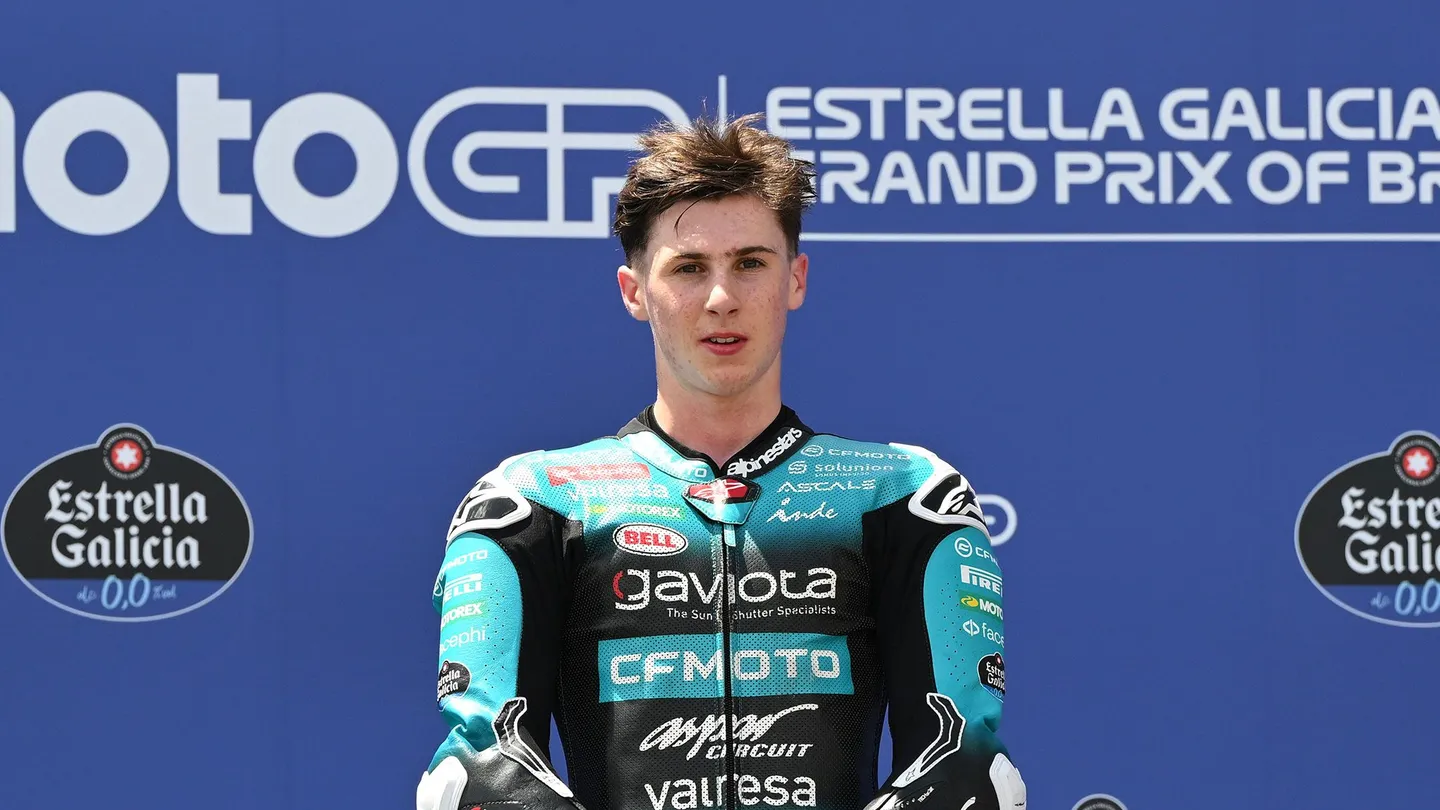 Máximo Quiles: fractura de clavícula y liderato de Moto3 en el aire