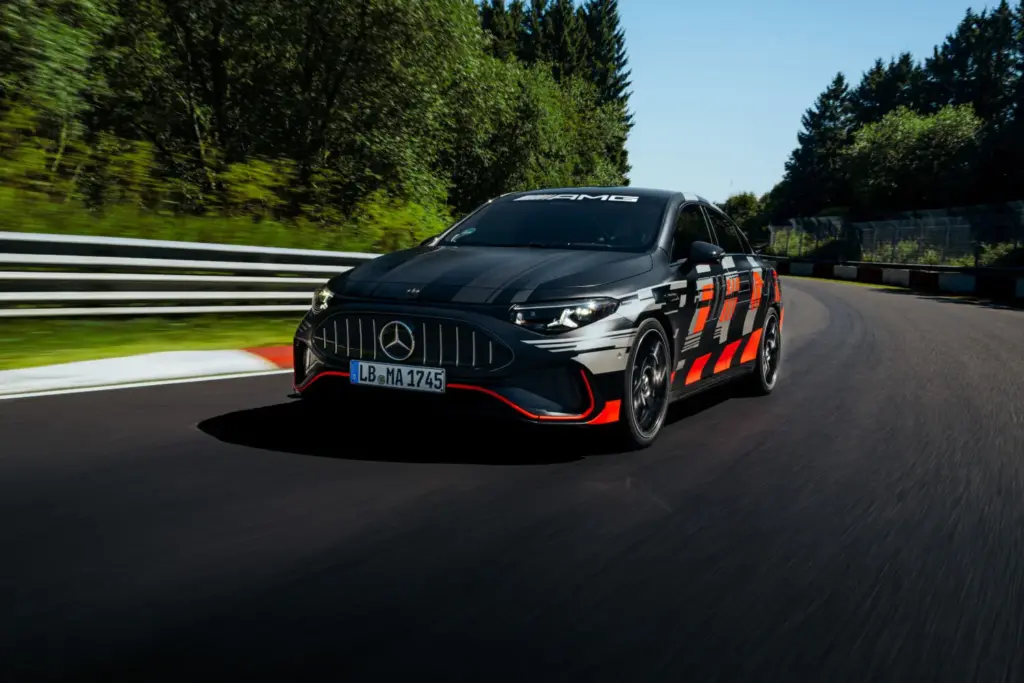 El Mercedes-AMG CLA 45 eléctrico de triple motor bate el récord de Nürburgring para sedanes con 7:32.070 1 Motor16 Mercedes AMG CLA 45 9 Motor16