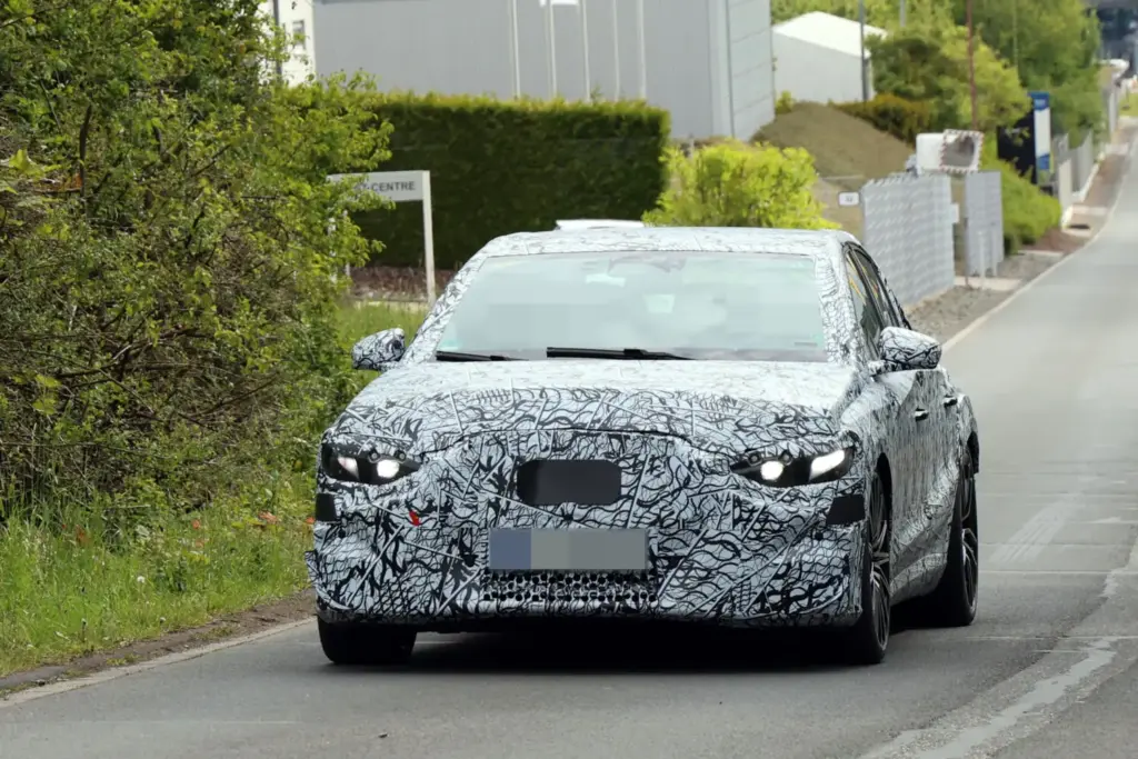 El Mercedes-AMG Clase E eléctrico reaparece en Nürburgring con hasta 900 CV 3 Motor16 Mercedes AMG Clase E electrico 2028 espia 1 Motor16