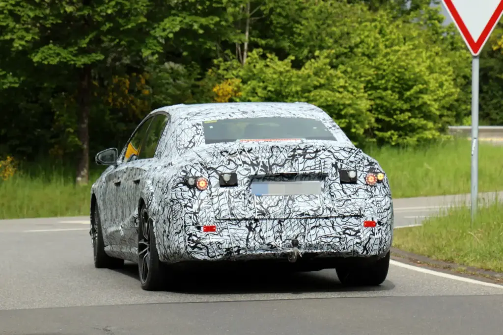 El Mercedes-AMG Clase E eléctrico reaparece en Nürburgring con hasta 900 CV 16 Motor16 Mercedes AMG Clase E electrico 2028 espia 14 Motor16