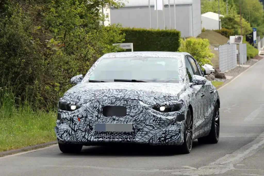 El Mercedes-AMG Clase E eléctrico reaparece en Nürburgring con hasta 900 CV 4 Motor16 Mercedes AMG Clase E electrico 2028 espia 2 Motor16