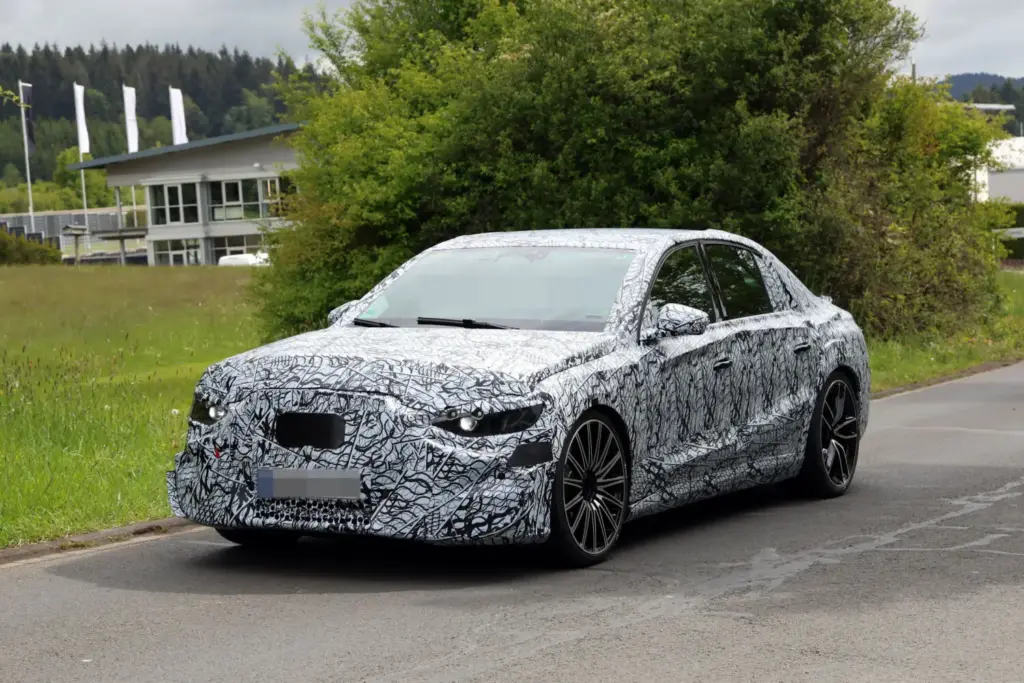 El Mercedes-AMG Clase E eléctrico reaparece en Nürburgring con hasta 900 CV 7 Motor16 Mercedes AMG Clase E electrico 2028 espia 5 Motor16