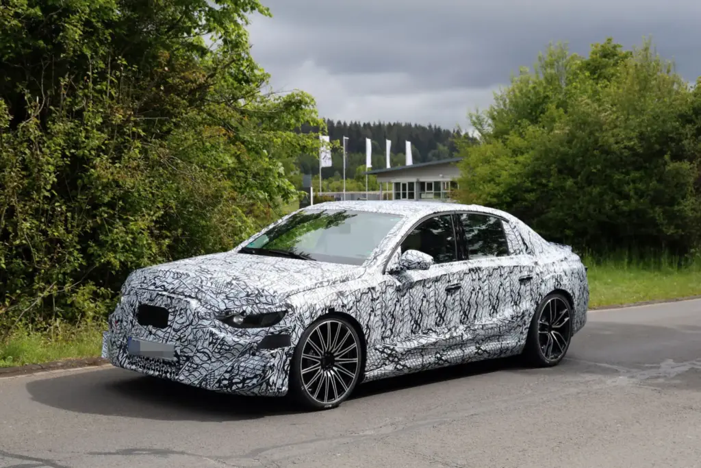 El Mercedes-AMG Clase E eléctrico reaparece en Nürburgring con hasta 900 CV 8 Motor16 Mercedes AMG Clase E electrico 2028 espia 6 Motor16