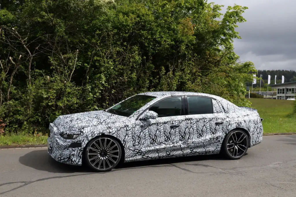 El Mercedes-AMG Clase E eléctrico reaparece en Nürburgring con hasta 900 CV 9 Motor16 Mercedes AMG Clase E electrico 2028 espia 7 Motor16