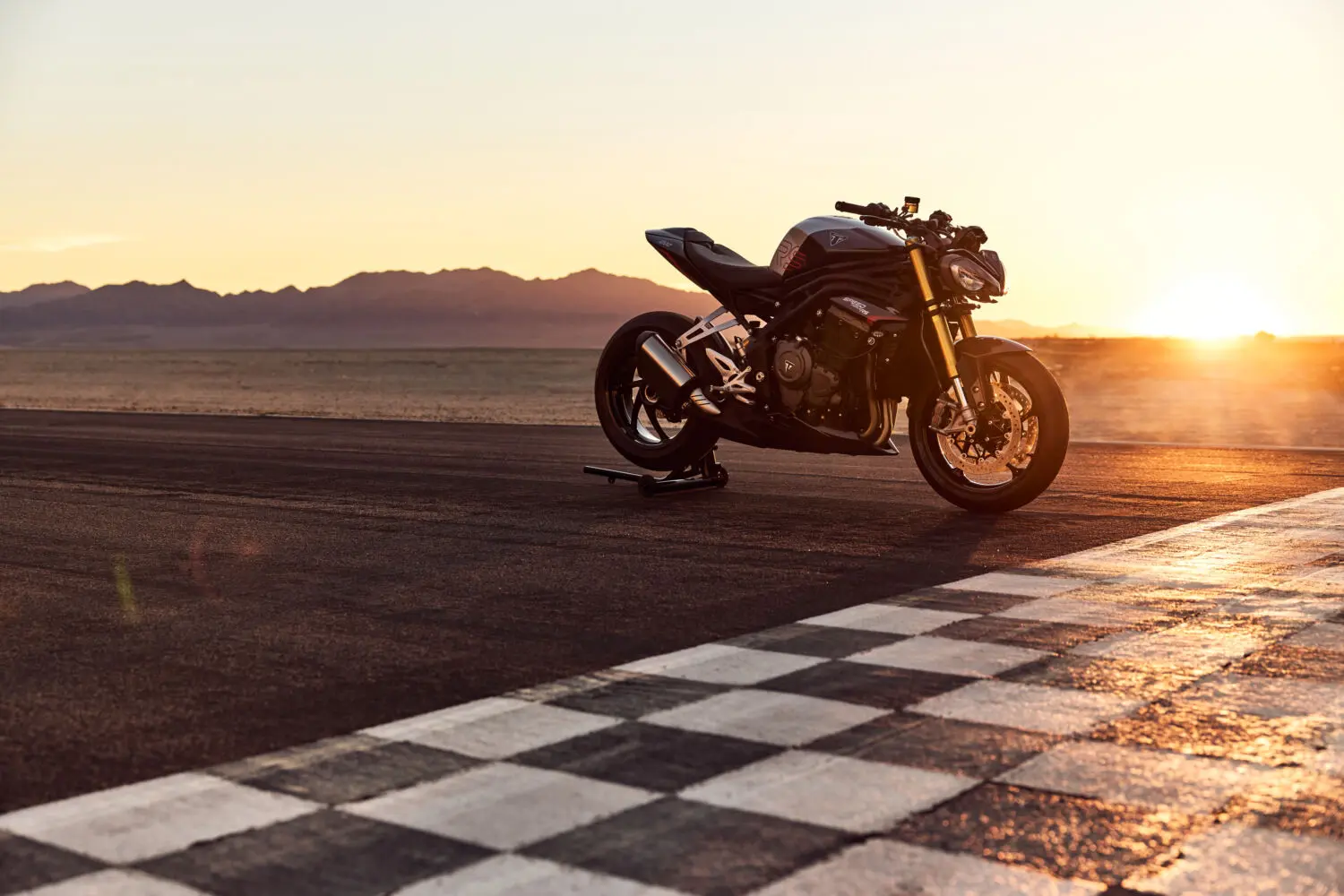 Nueva Triumph Street Triple 2027: el motor de Moto2 llega, confirma Triumph