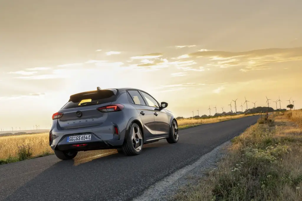 Primera prueba del Opel Corsa GSE: con indudable espíritu ‘hot hatch’ 15 Motor16 Opel Corsa GSE al volante 11 Motor16