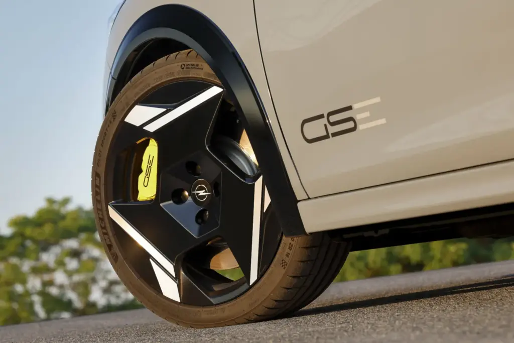 Primera prueba del Opel Corsa GSE: con indudable espíritu ‘hot hatch’ 4 Motor16 Opel Corsa GSE al volante 15 Motor16