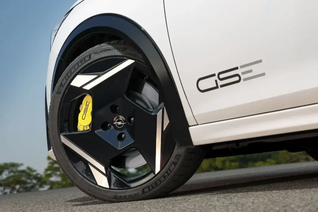Primera prueba del Opel Corsa GSE: con indudable espíritu ‘hot hatch’ 20 Motor16 Opel Corsa GSE al volante 16 Motor16