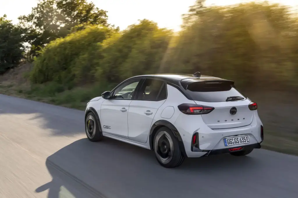 Primera prueba del Opel Corsa GSE: con indudable espíritu ‘hot hatch’ 6 Motor16 Opel Corsa GSE al volante 2 Motor16