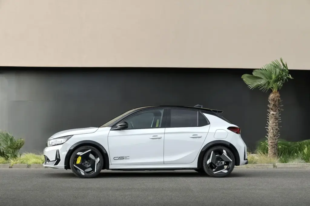 Primera prueba del Opel Corsa GSE: con indudable espíritu ‘hot hatch’ 1 Motor16 Opel Corsa GSE al volante (6)