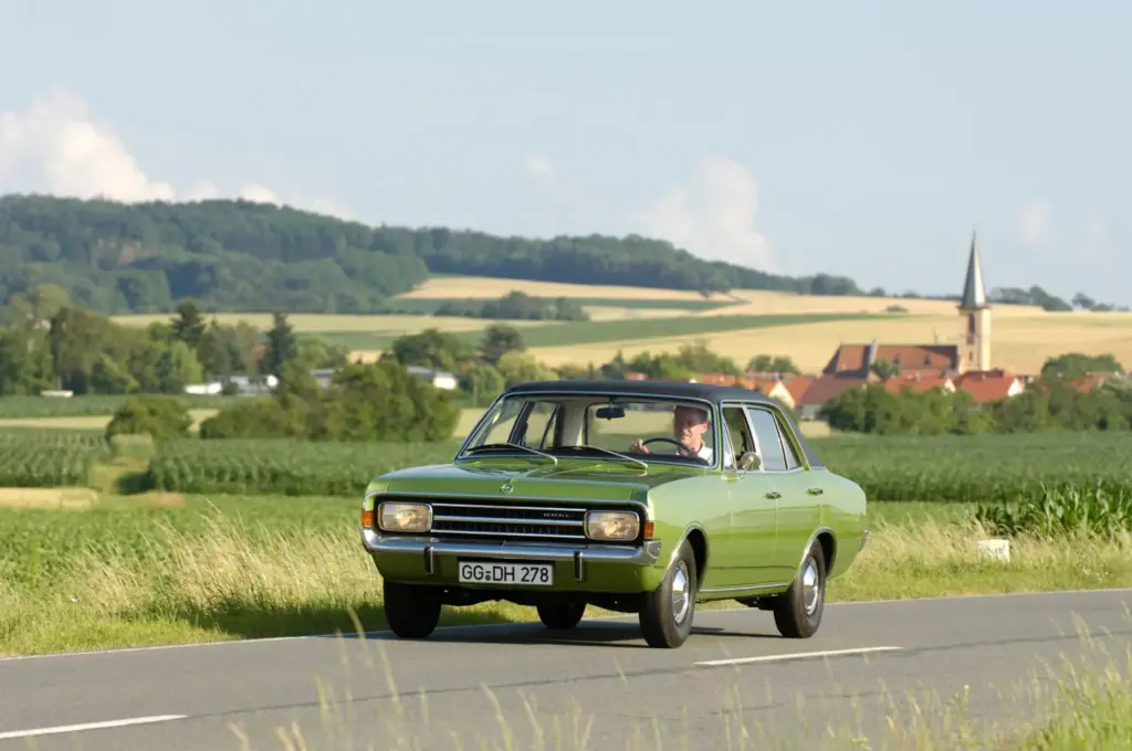 Opel Rekord C: el clásico que revolucionó la gama media cumple 60 años y sigue inspirando al Astra 17 Motor16 Opel Rekord C Motor16