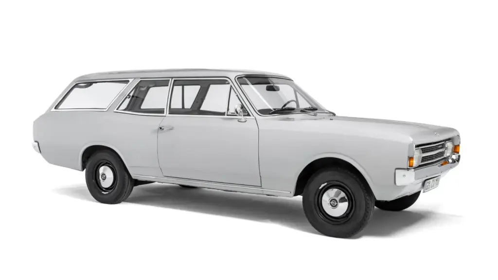 Opel Rekord C: el clásico que revolucionó la gama media cumple 60 años y sigue inspirando al Astra 10 Motor16 Opel Rekord C Caravan Motor16