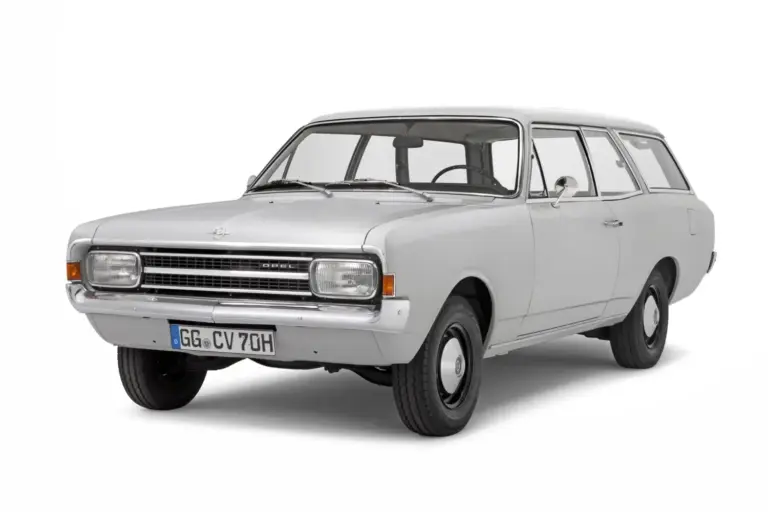 Opel Rekord C: el clásico que revolucionó la gama media cumple 60 años y sigue inspirando al Astra