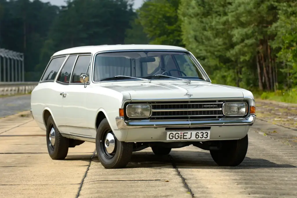 Opel Rekord C: el clásico que revolucionó la gama media cumple 60 años y sigue inspirando al Astra 8 Motor16 Opel Rekord C Caravan2 Motor16