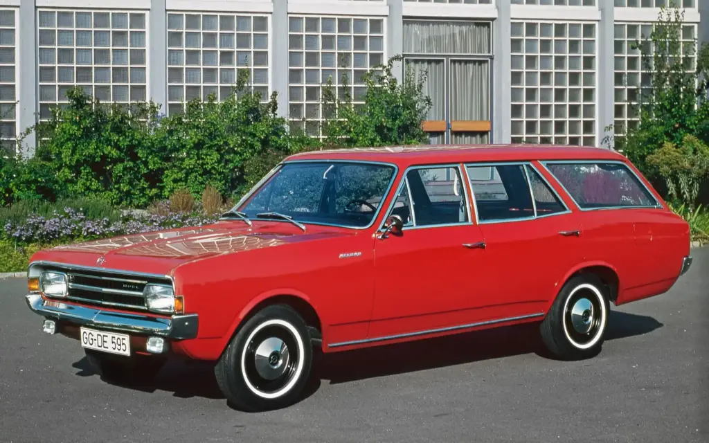 Opel Rekord C: el clásico que revolucionó la gama media cumple 60 años y sigue inspirando al Astra 9 Motor16 Opel Rekord C Caravan3 Motor16